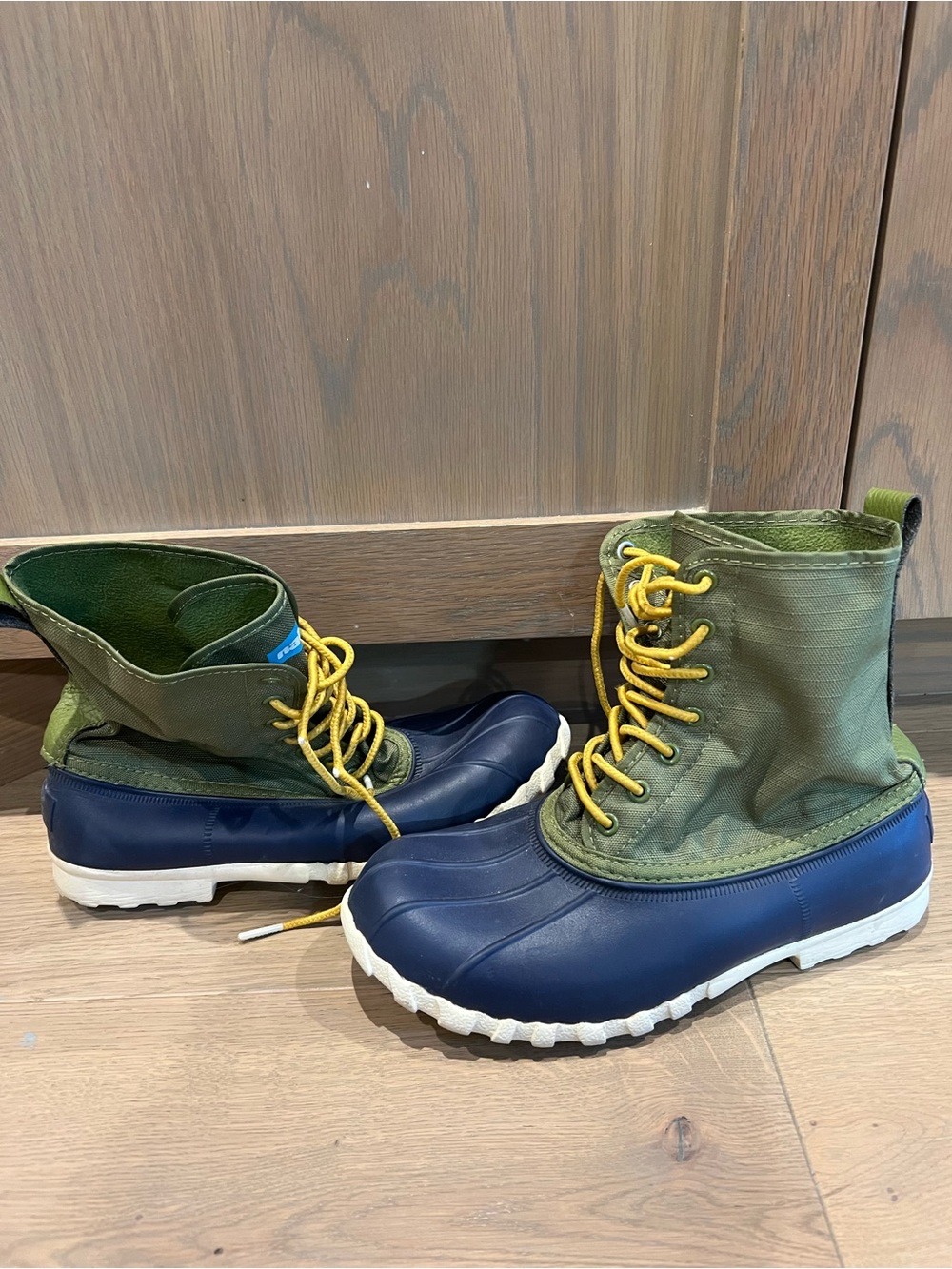 Native Women's Navy & Olive Lace-Up Rain Boots with Yellow Laces